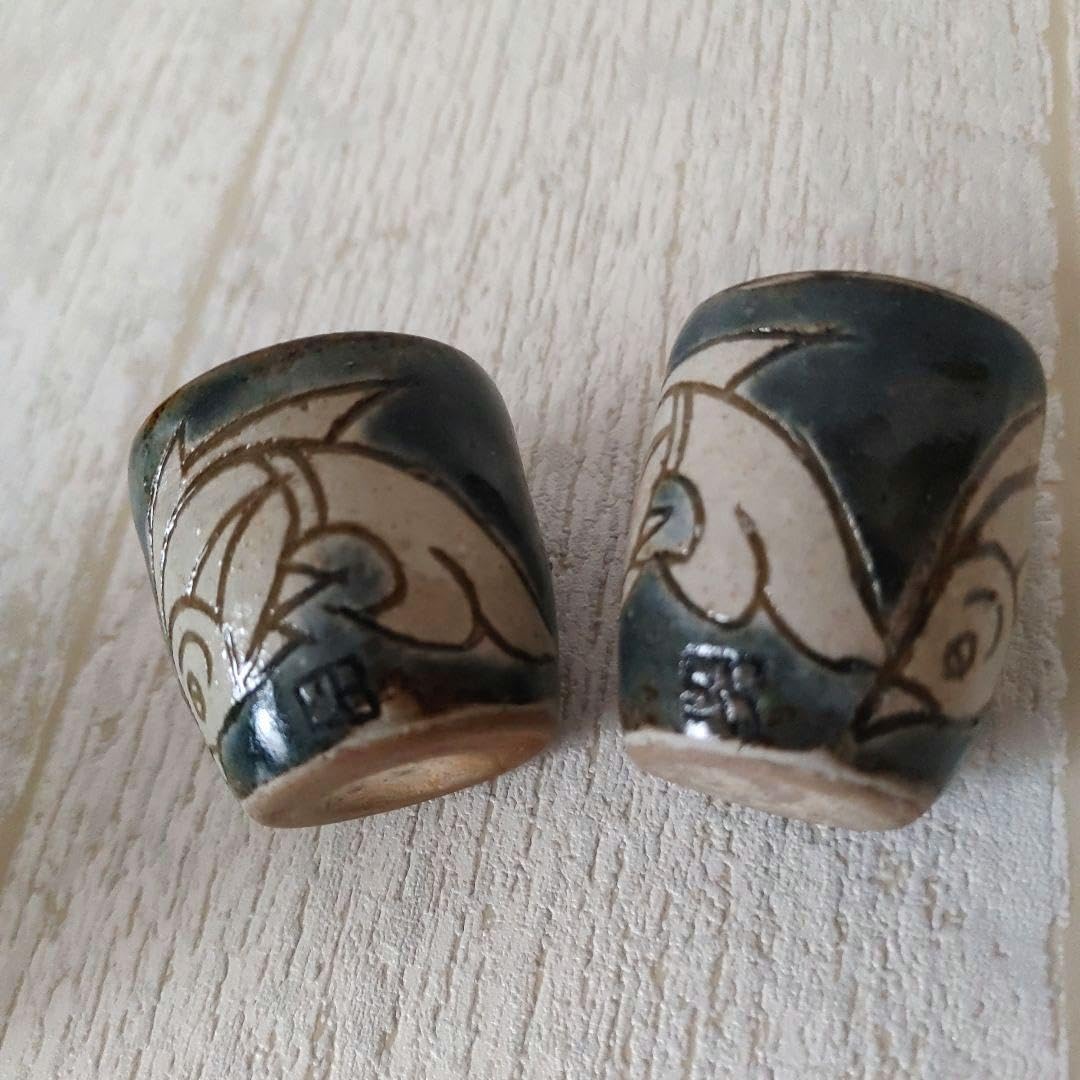 Amazon.co.jp: 沖縄 やちむん 壺屋焼 金城敏昭 魚文抱瓶 おちょこ